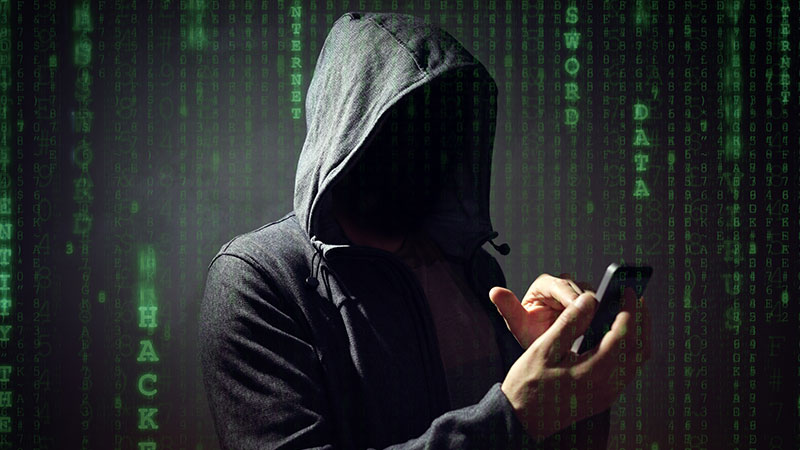 pessoa de capuz com medo a atender chamada de telemóvel